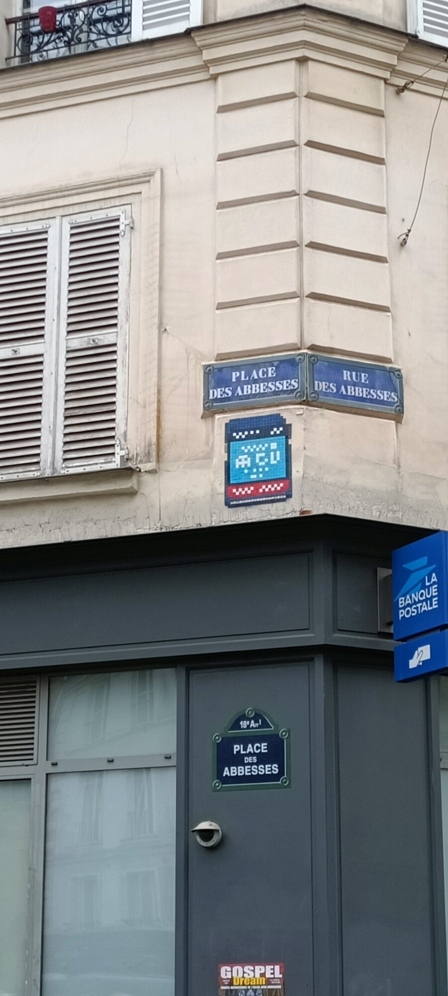 Invader bleu aux Abbesses — Street art de Invader à Paris
