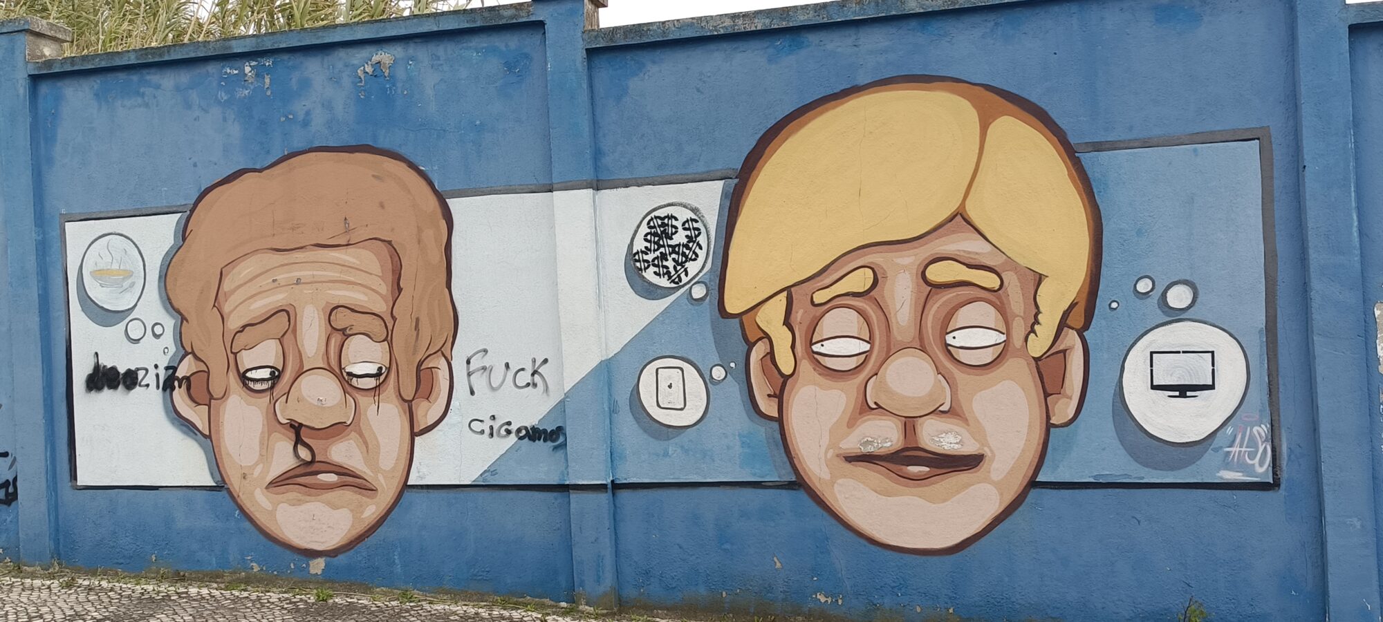 Deux têtes et leurs pensées en bulles — Street art à Lisboa