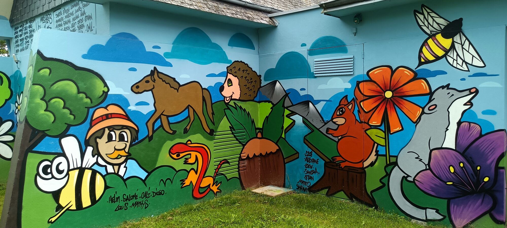 Horse, hedgehog and squirrel — Street art in Langueux