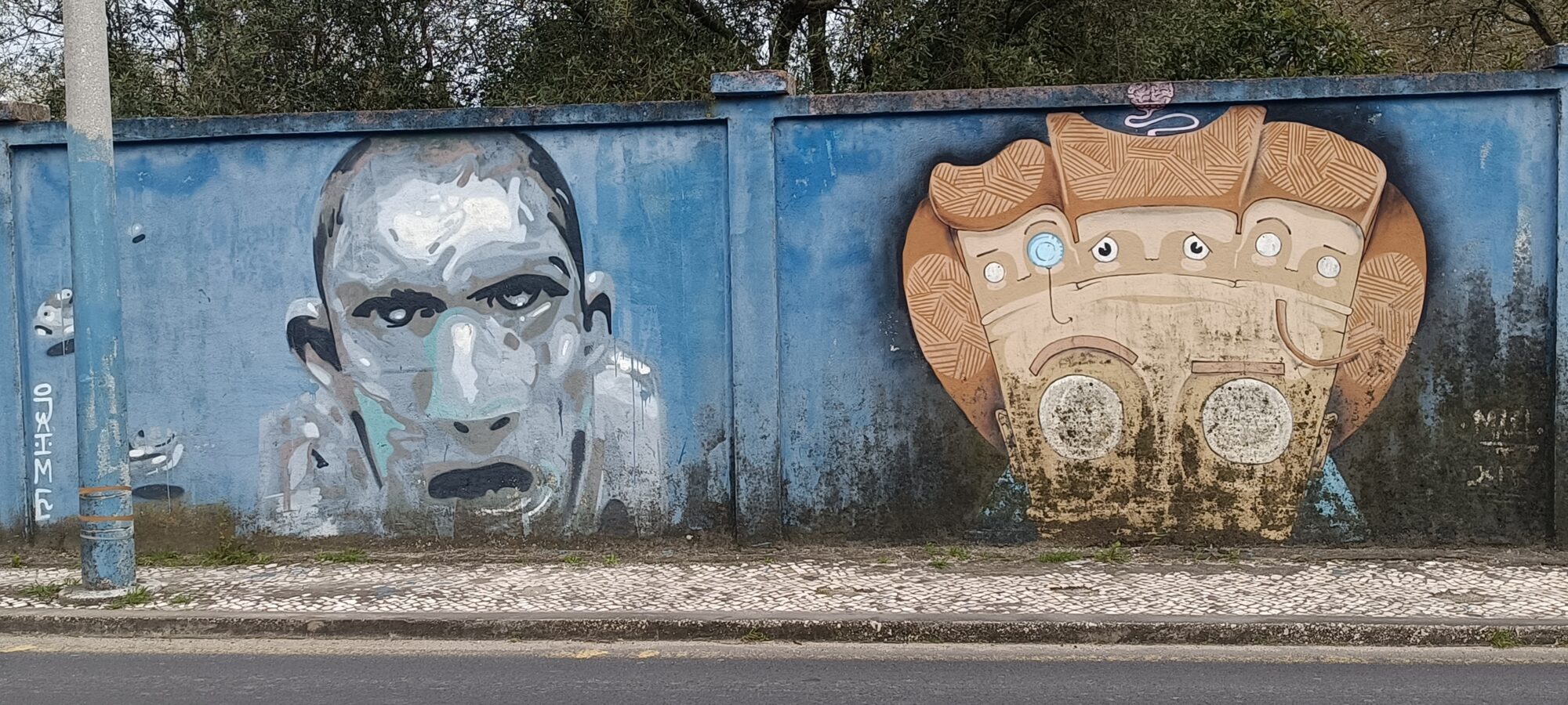 Visage tendu et masque aux yeux multiples — Street art à Lisboa