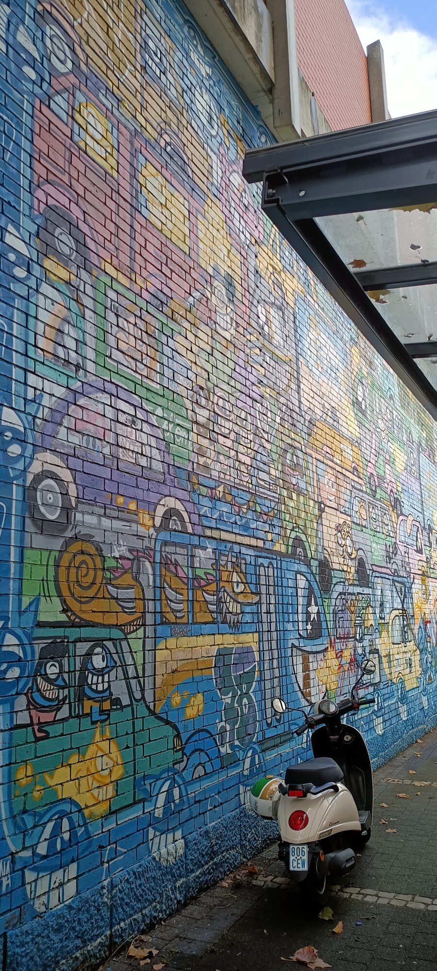 Panorama de véhicules et créatures pastel — Street art à Köln