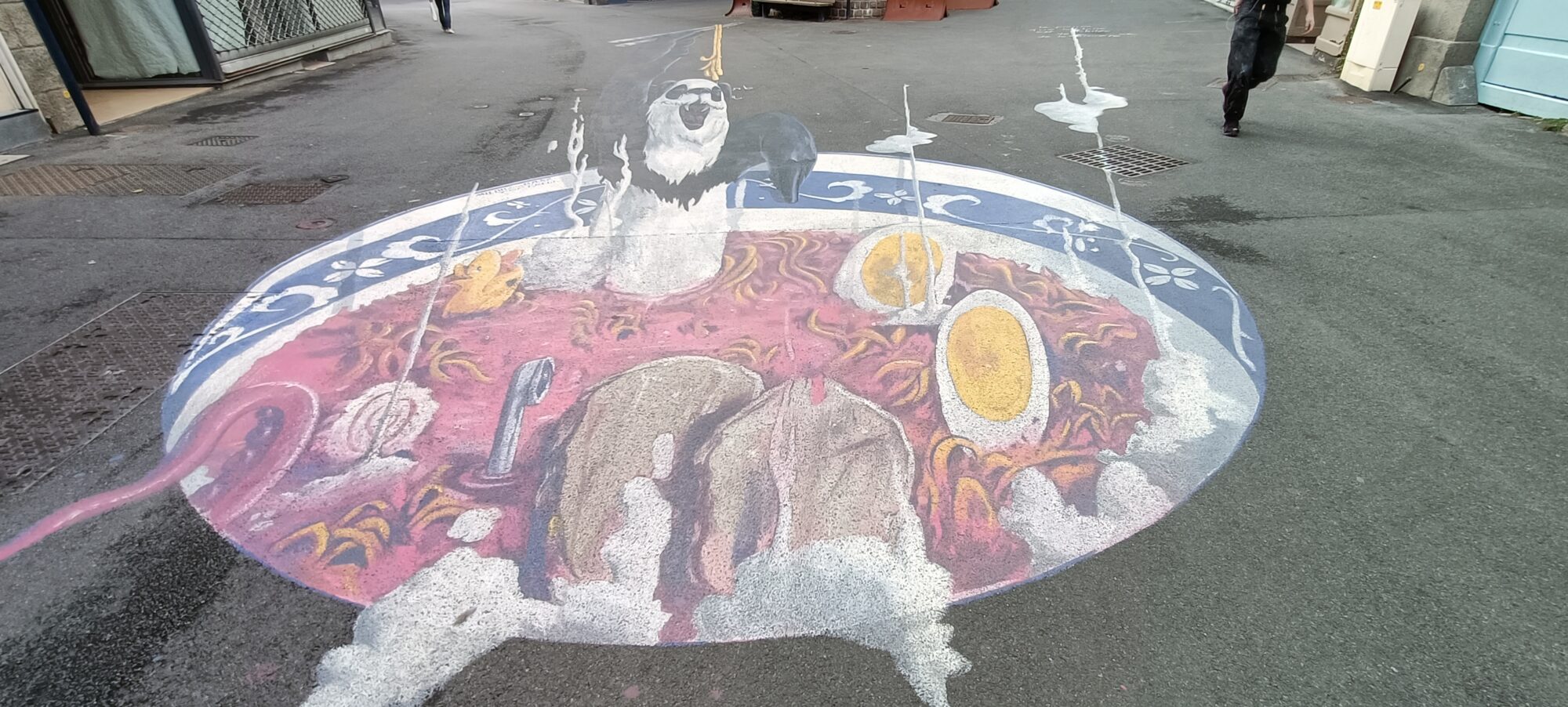 Panda dans une assiette de fruits de mer — Street art à Saint-Brieuc