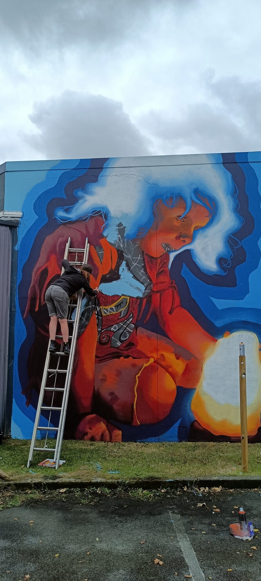 Red figure and lighthouse in progress — Street art in Paimpol