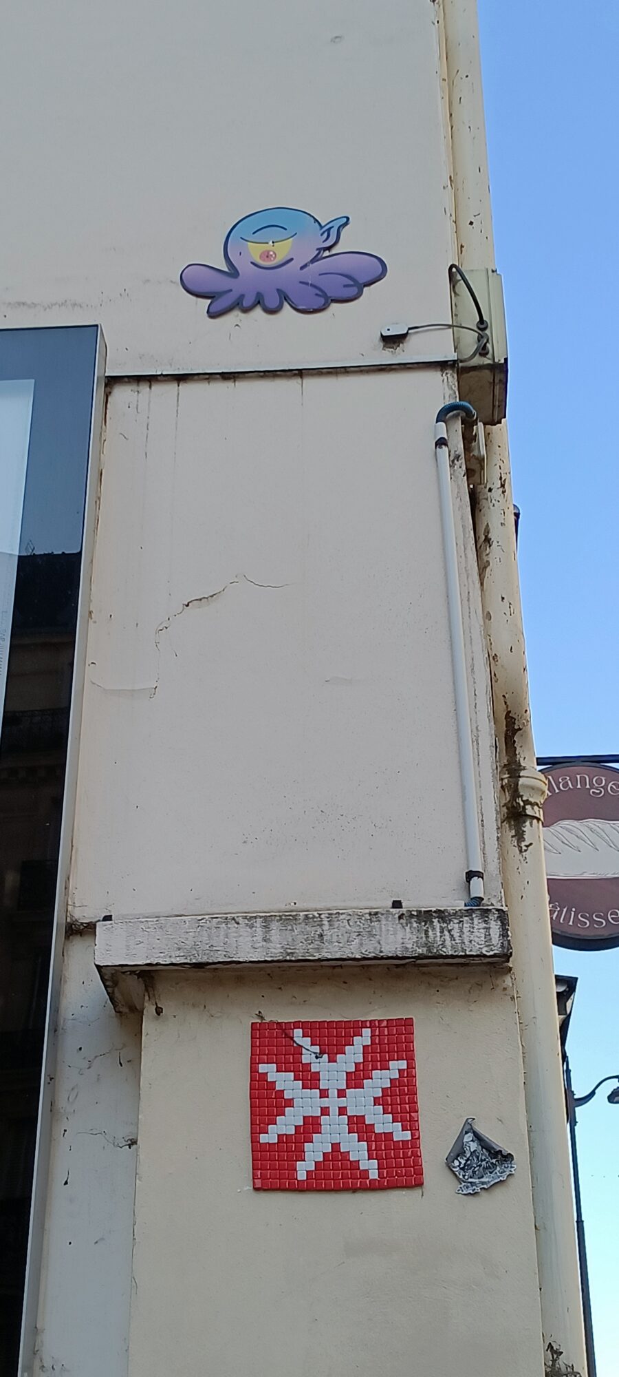 La pieuvre de Gzup et l'étoile rouge — Street art de Gzup à Paris