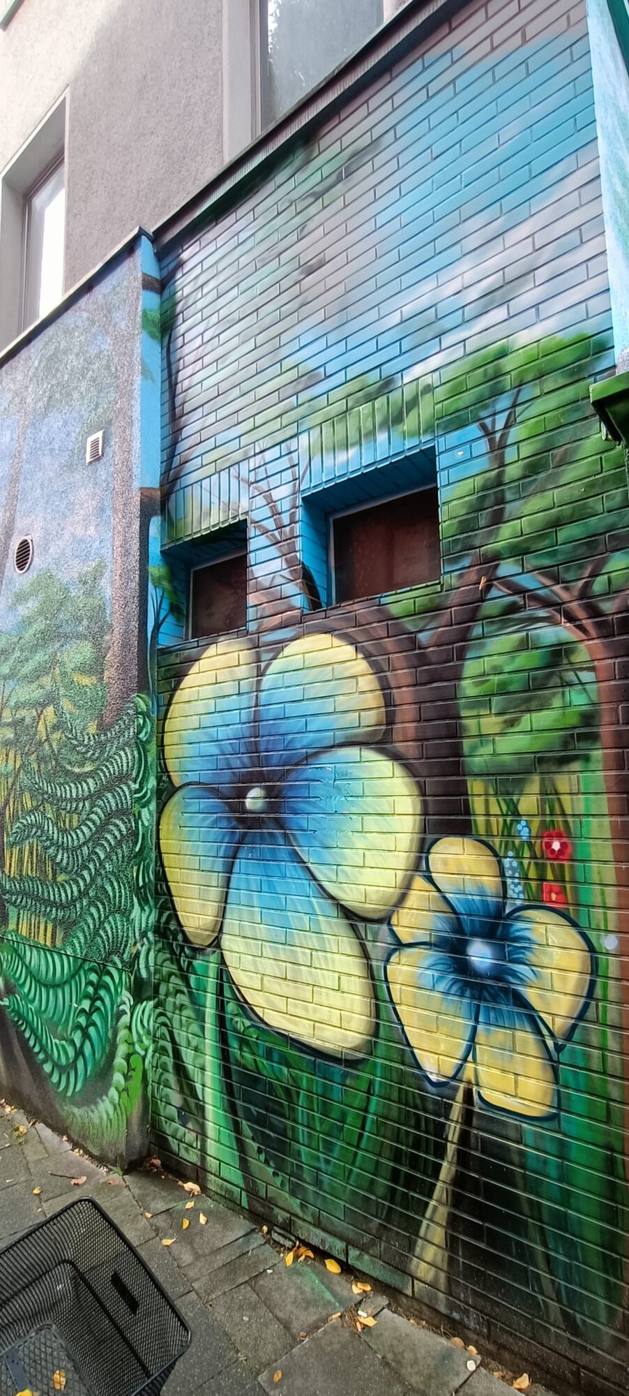 Corner return of the flowering wall — Street art in Köln