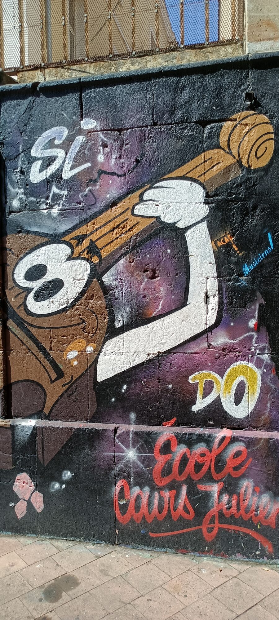 Trombone of the music school — Street art in Marseille