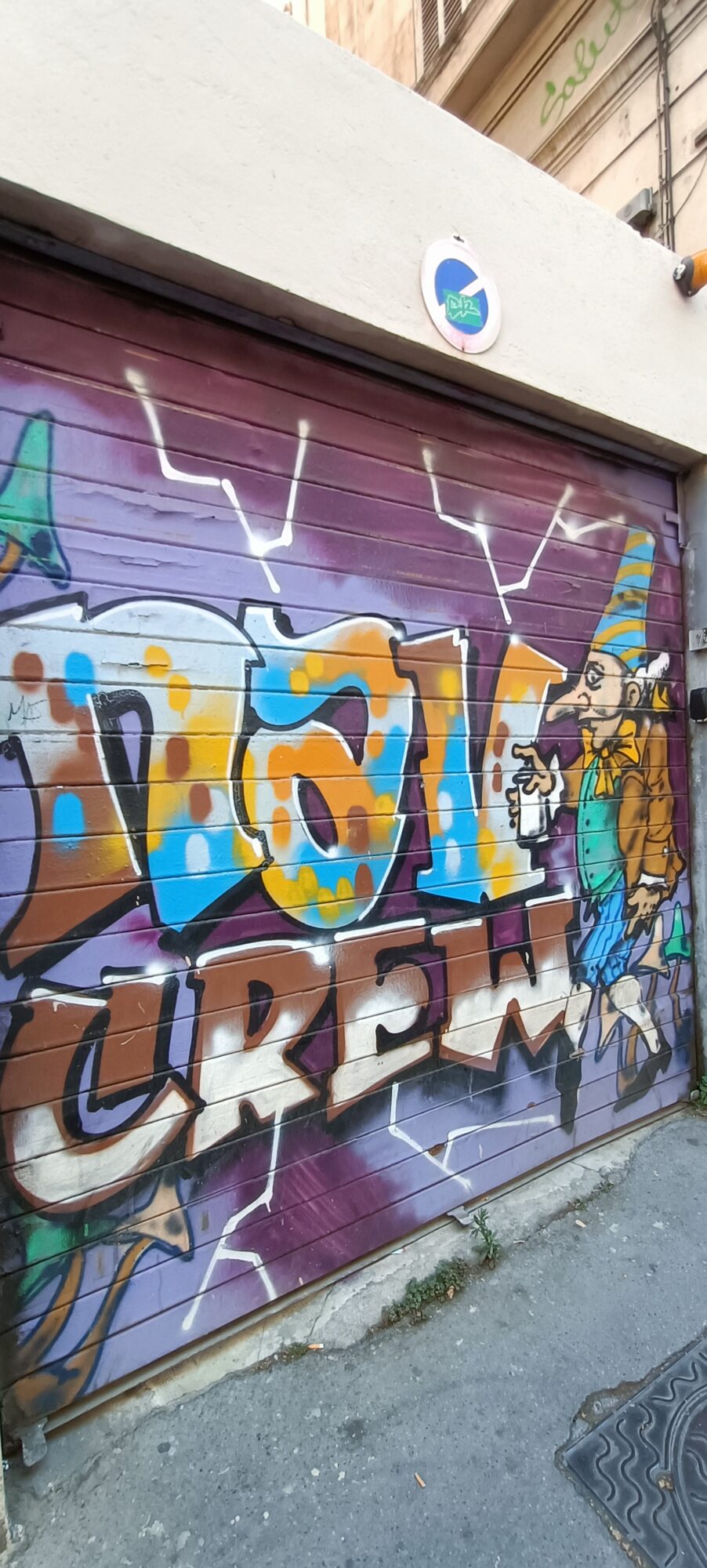 Bouffon au chapeau rayé et lettrage DSL — Street art à Marseille