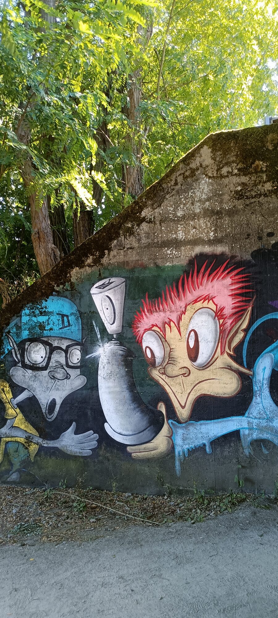 Trois personnages autour d'une bombe — Street art à Le Mans