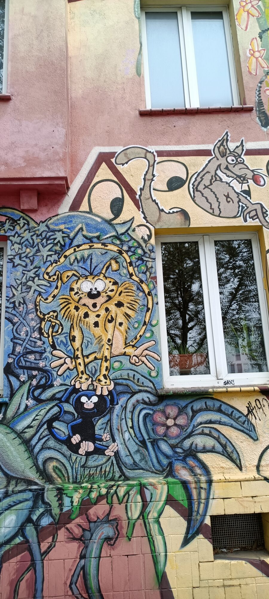 Schöner Wohnen, the leopard and the little monkey — Street art by Klaus Klinger in Düsseldorf