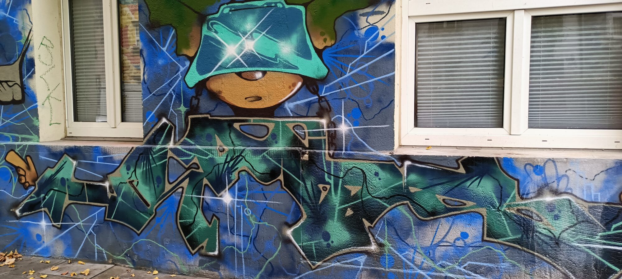 Wildstyle vert et personnage à la casquette — Street art à Düsseldorf