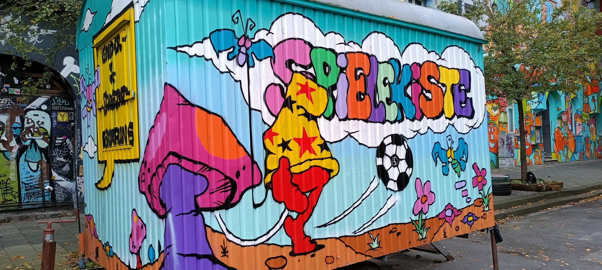 The Spielekiste, a painted trailer — Street art in Düsseldorf