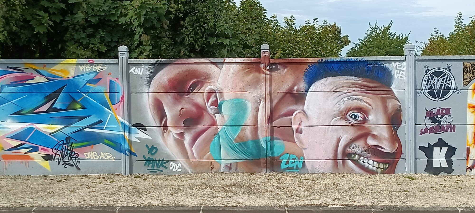 Deux visages hyperréalistes et tag Zen — Street art à Reims