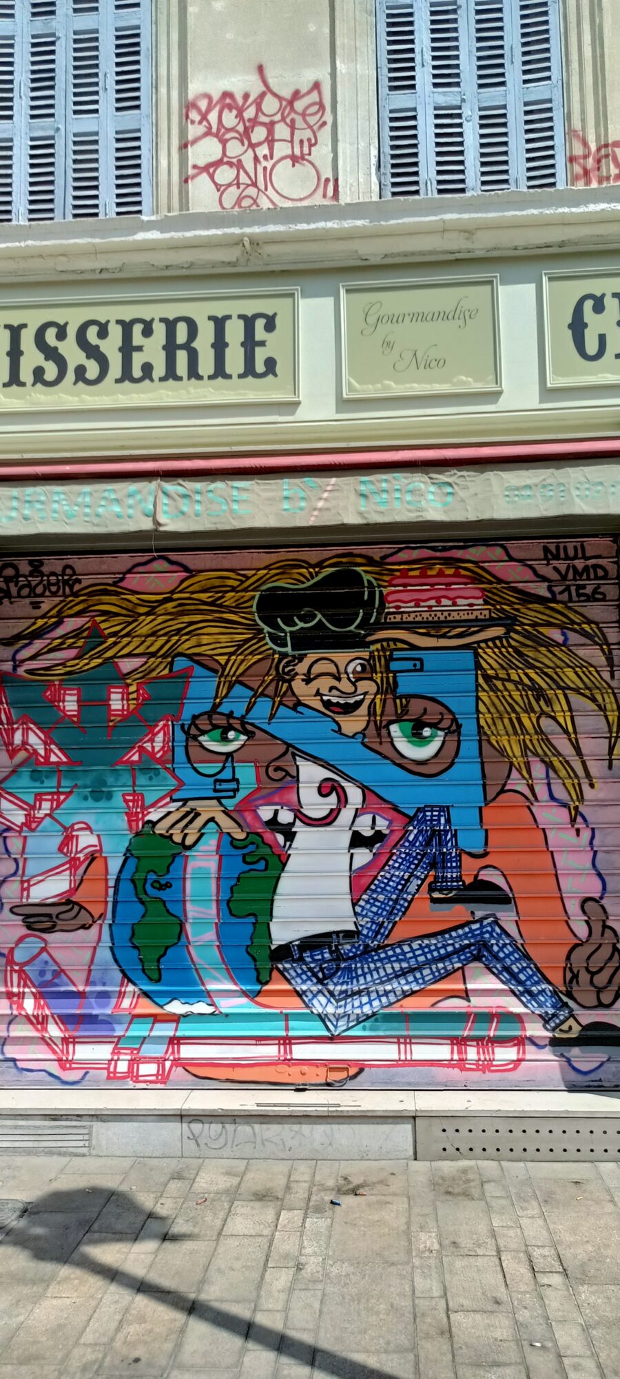 Coureur au burger sur rideau de pâtisserie — Street art à Marseille