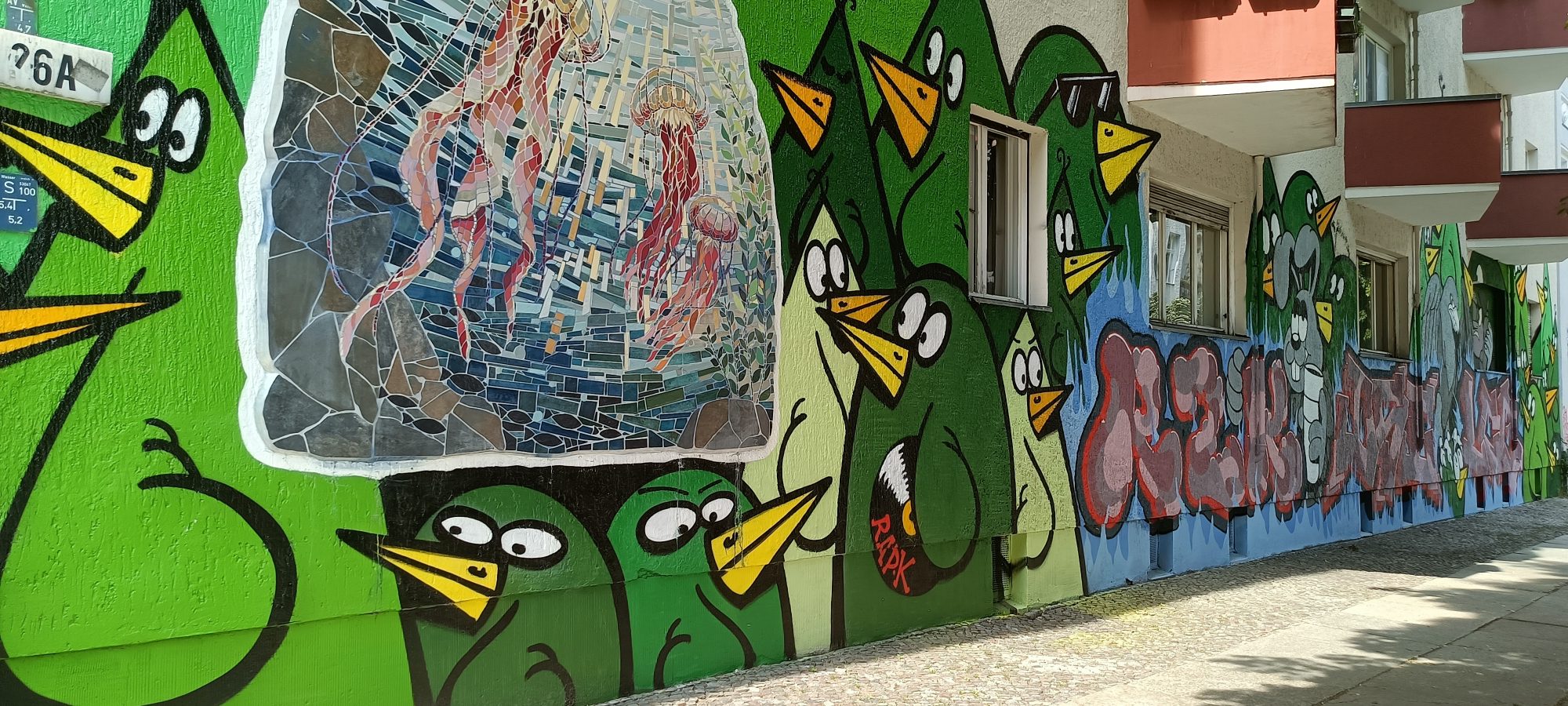 Invasion d'oiseaux verts au coin de rue — Street art à Berlin