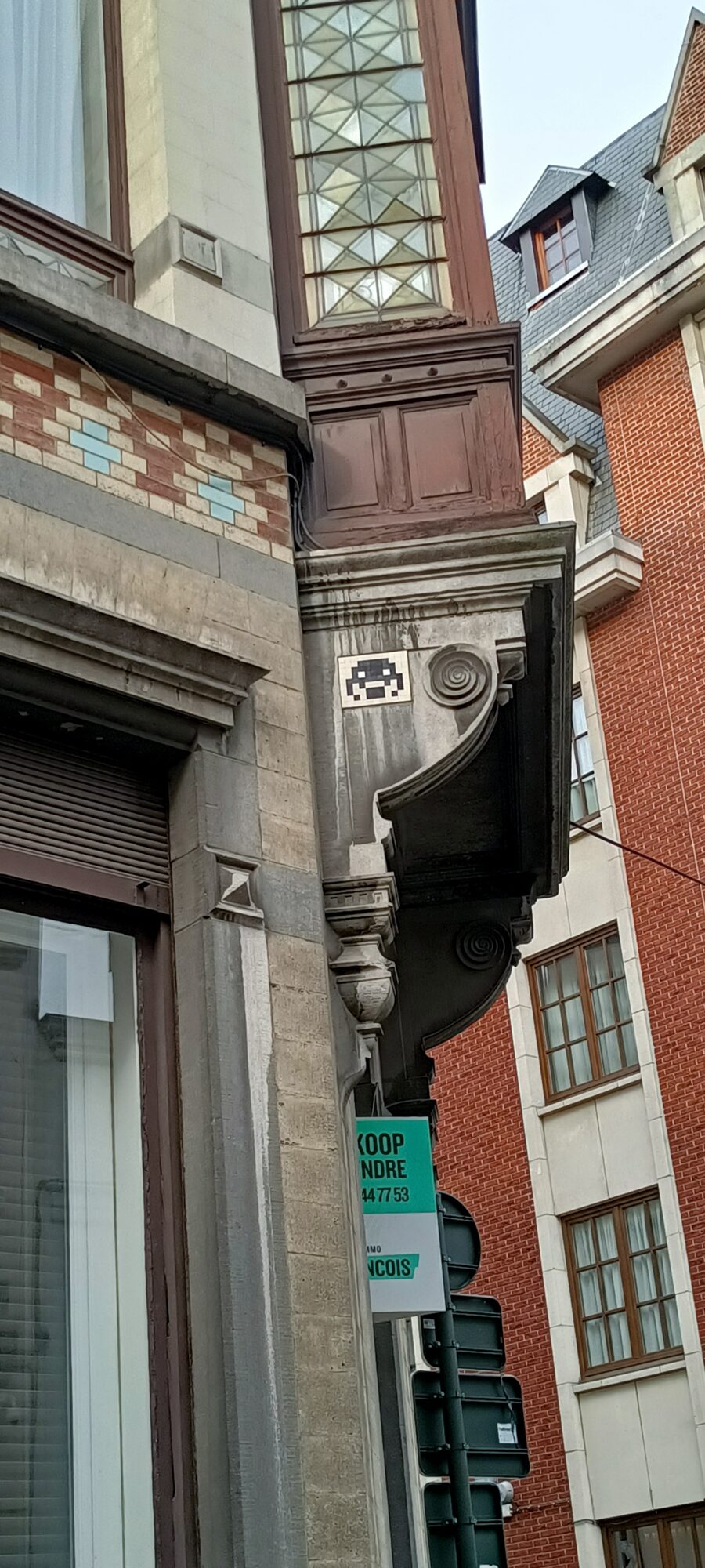 BXL_28, Space Invader noir et blanc sur console — Street art de Invader à Bruxelles