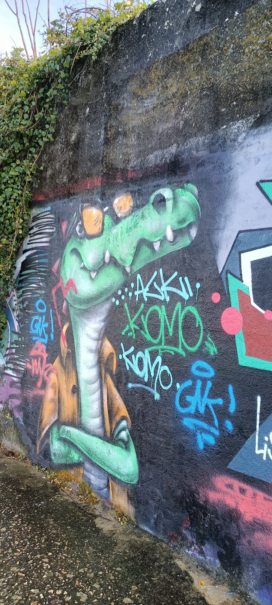 Crocodile vert par Komo — Street art à Lisboa