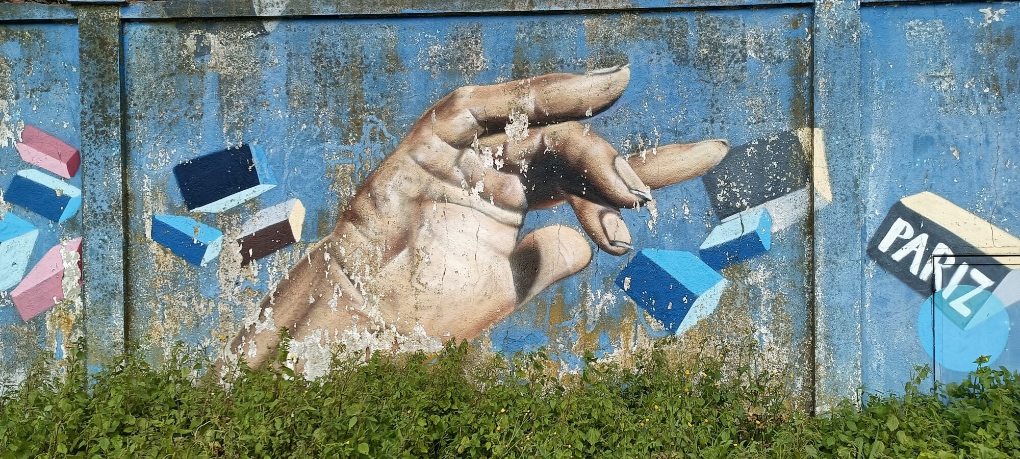 Main photoréaliste et briques en apesanteur — Street art de Pariz One à Lisboa