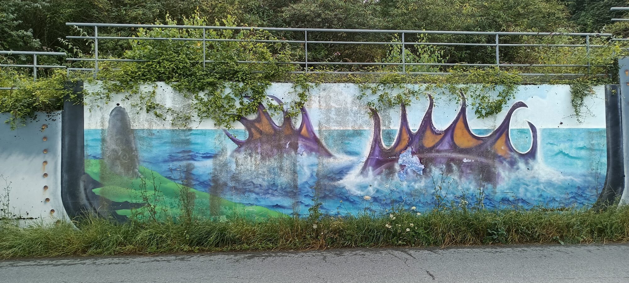 Waves and crowns of foam — Street art in Saint-Brieuc