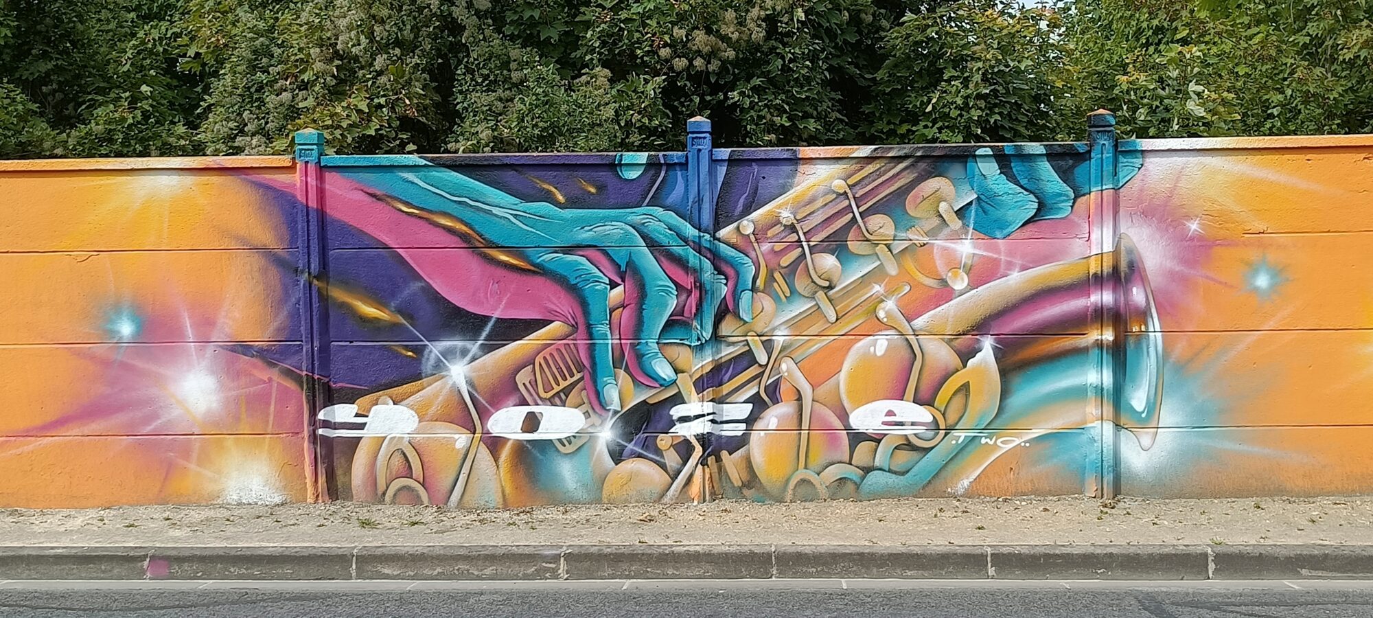 Mains bleues et cuivres enchevêtrés — Street art à Reims