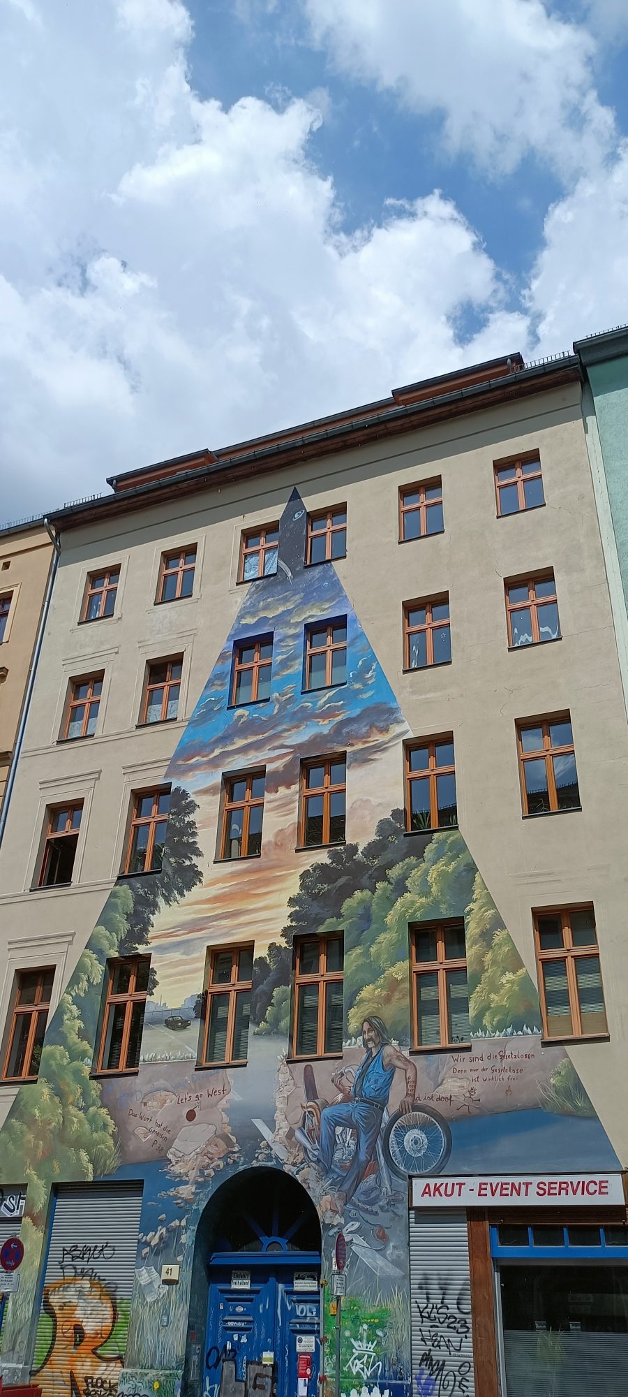 Échappée triangulaire au motard — Street art à Berlin