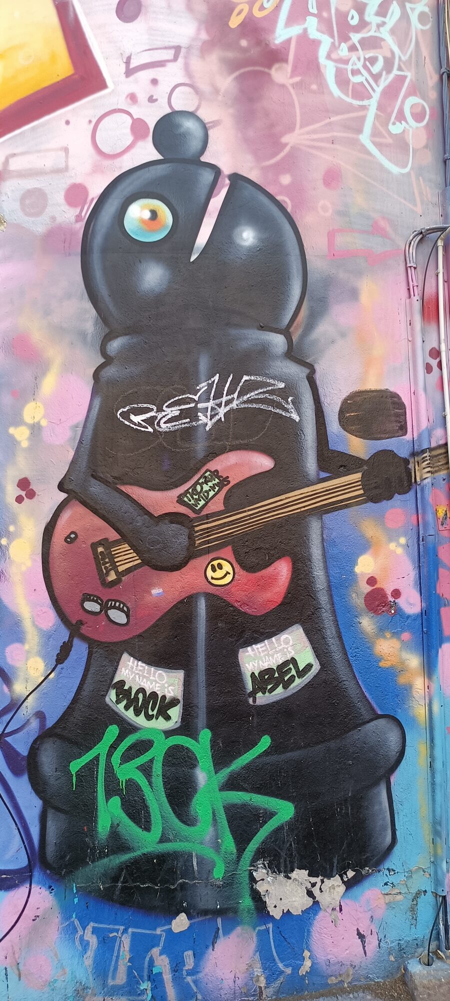 Pièce d'échecs à la guitare rouge — Street art à Marseille