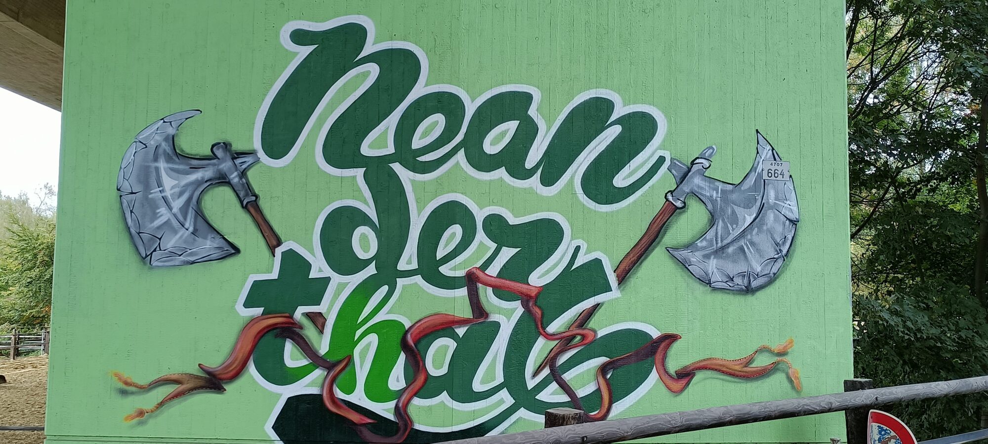 Lettrage Neanderthal aux haches de pierre — Street art à Erkrath