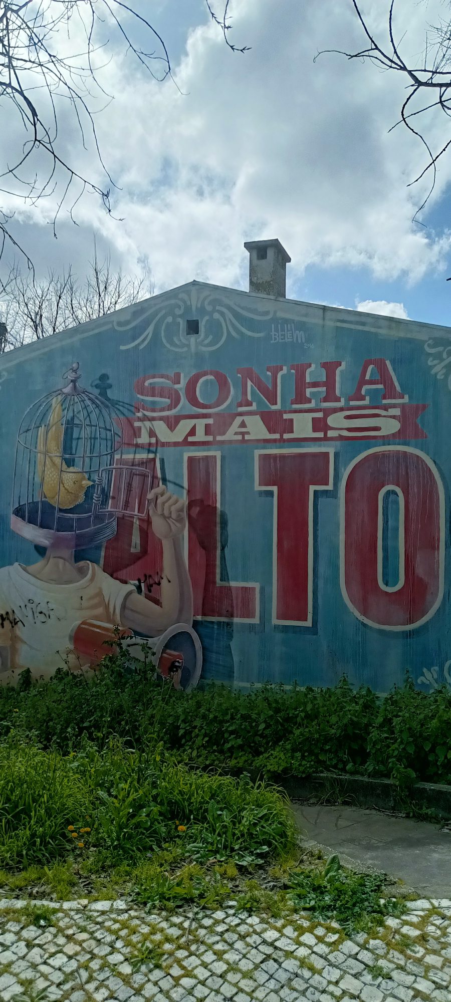 Sonha Mais Alto - Rêve Plus Haut — Street art de Mário Belém à Lisbon