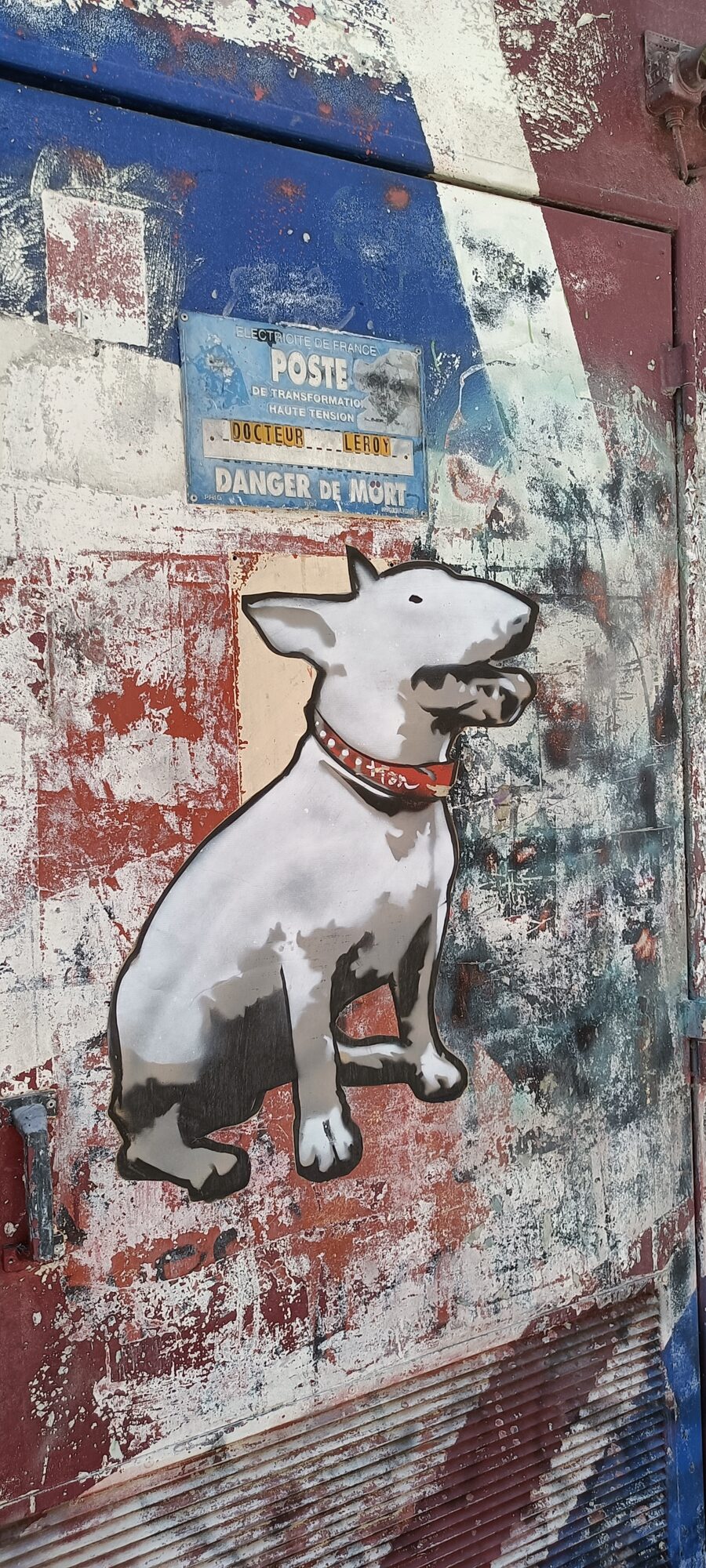 Bull terrier découpé sur poste électrique — Street art à Le Mans