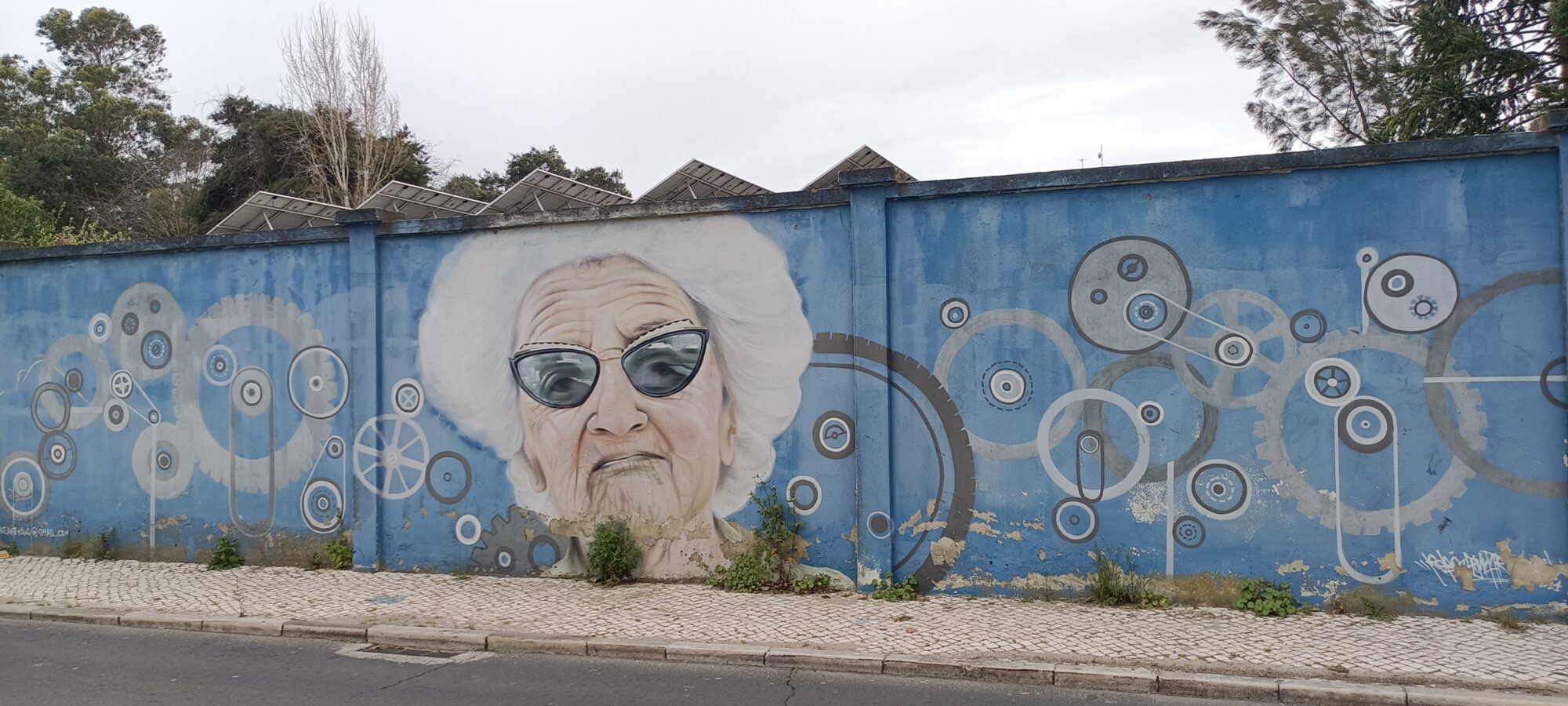 Dame aux lunettes parmi les engrenages — Street art de Robot One à Lisboa