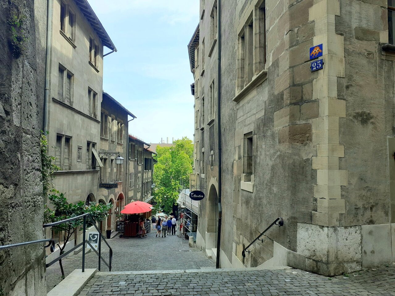 GNV_15, Space Invader de la rue du Perron — Street art de Invader à Genève