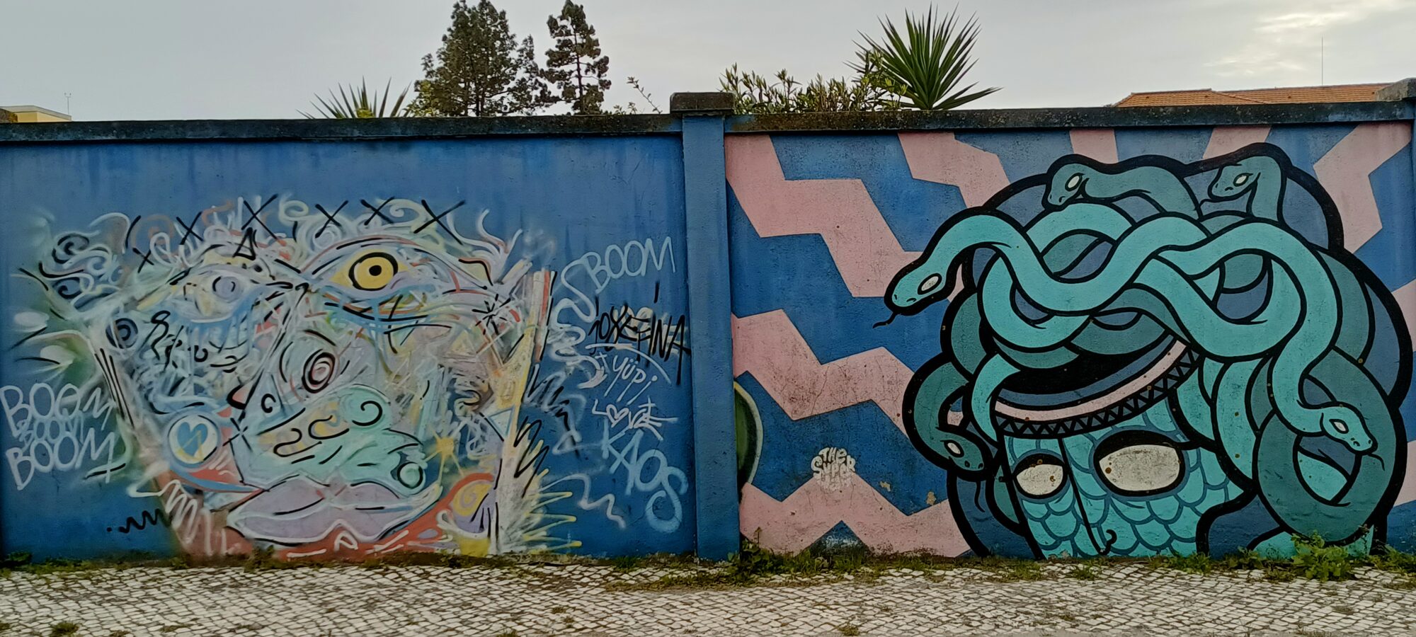 Chat griffonné et Méduse aux serpents — Street art à Lisboa