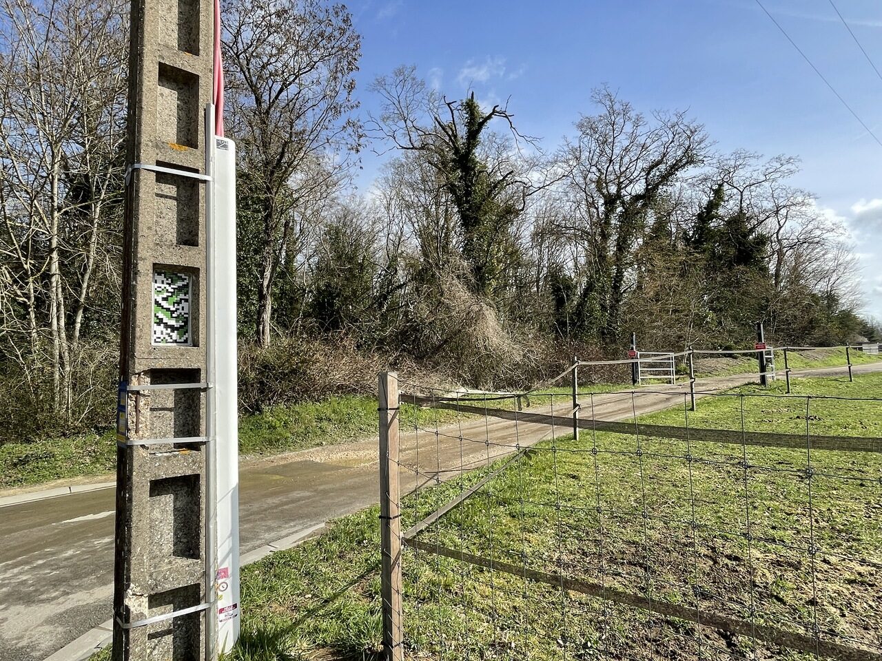 FTBL_03, Space Invader du chemin de Melun — Street art de Invader à Ury