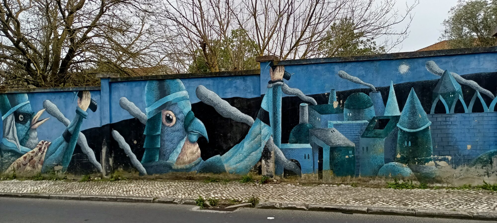 Hommes-oiseaux et ville de cônes — Street art de Saddo à Lisboa
