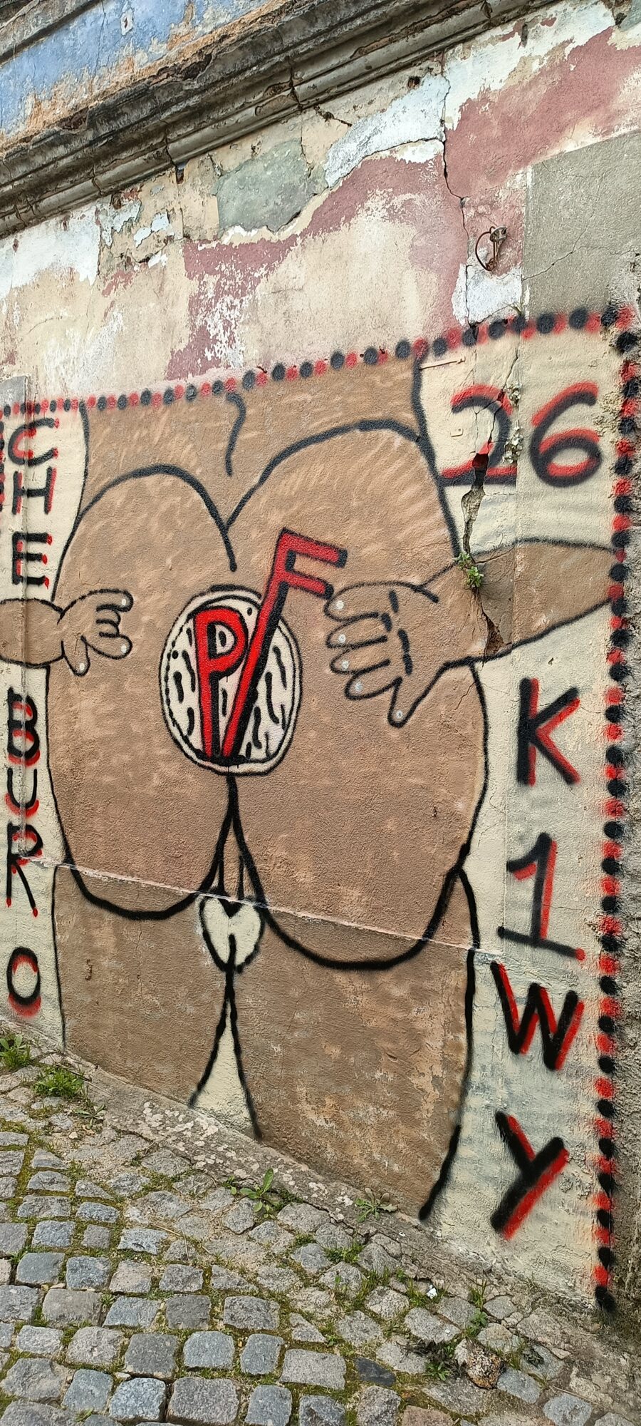 Figure au disque rouge et lettres K1WY — Street art à Lisboa