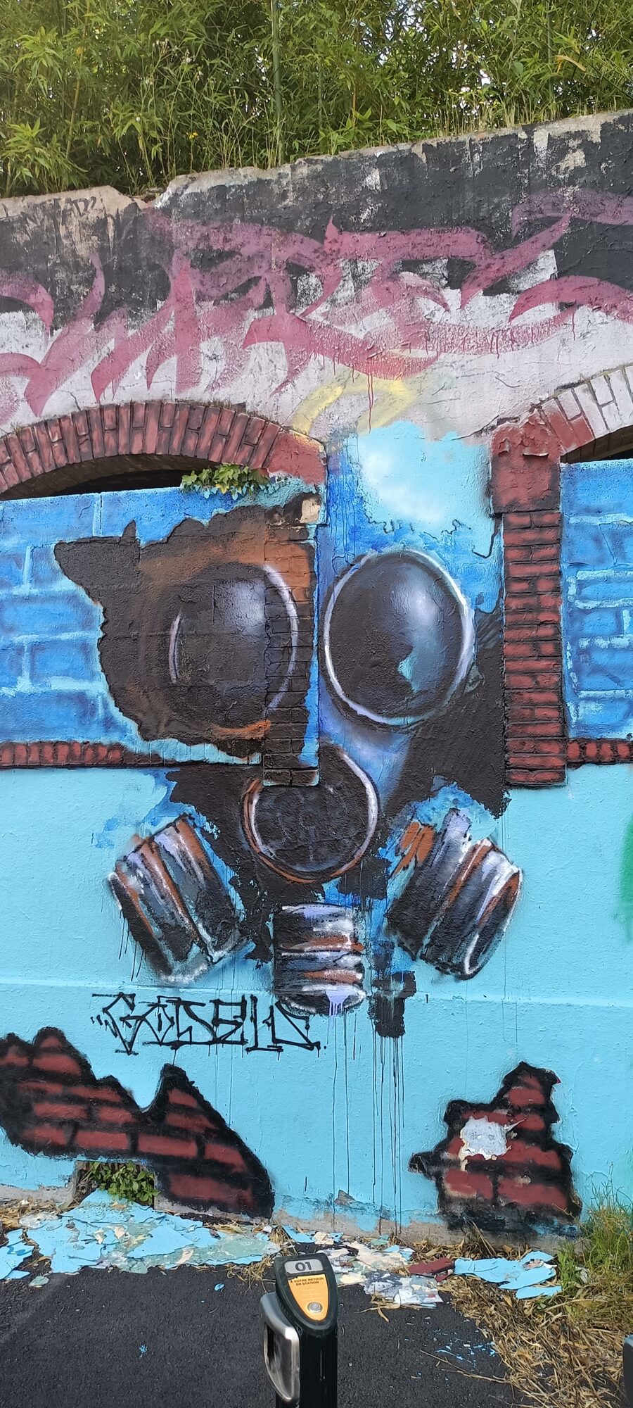 Masque à gaz sur mur bleu — Street art de Godelu à Nantes