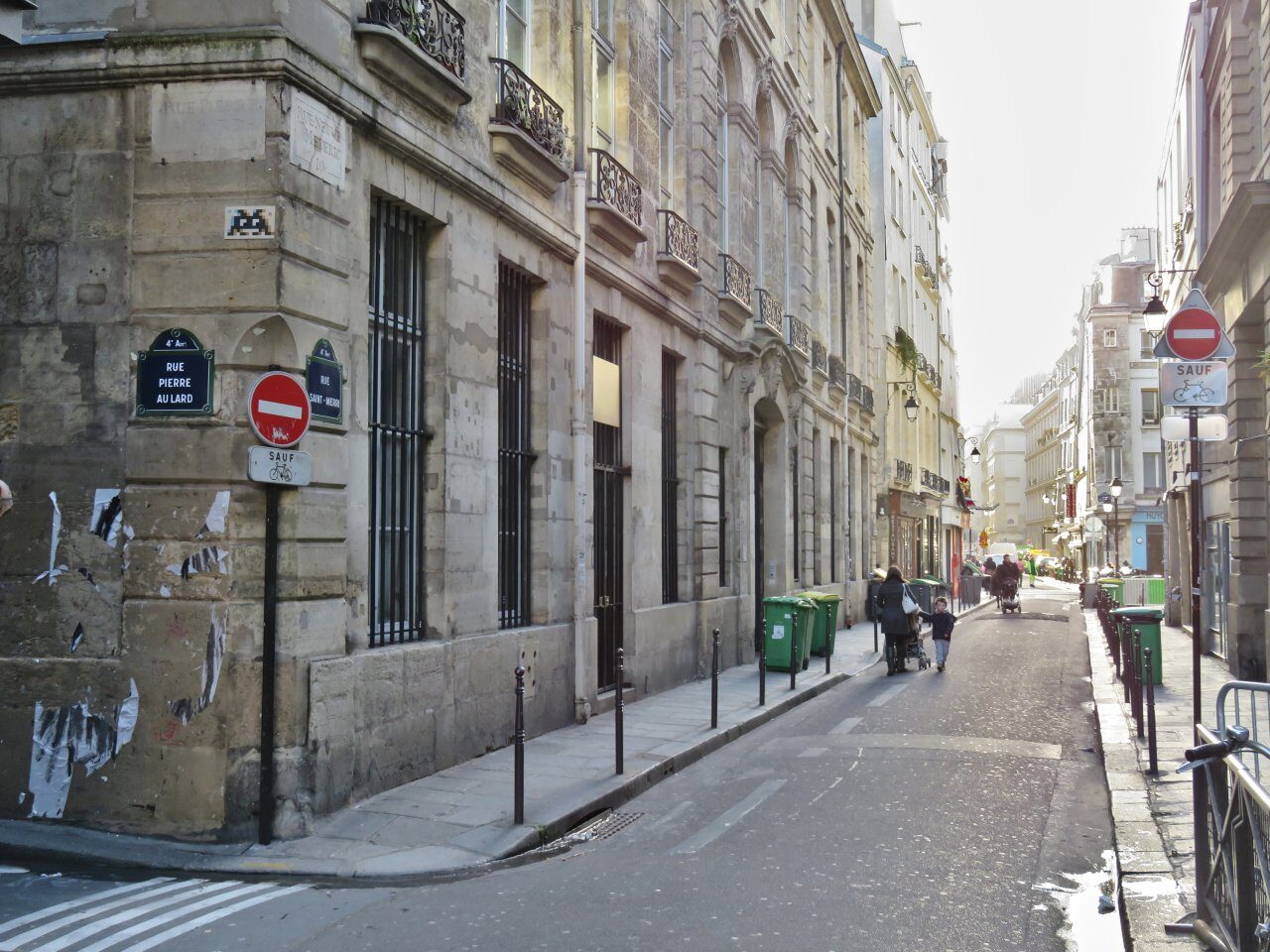 PA_331, Space Invader on 14 Rue St-Merri — Street art by Invader in Paris