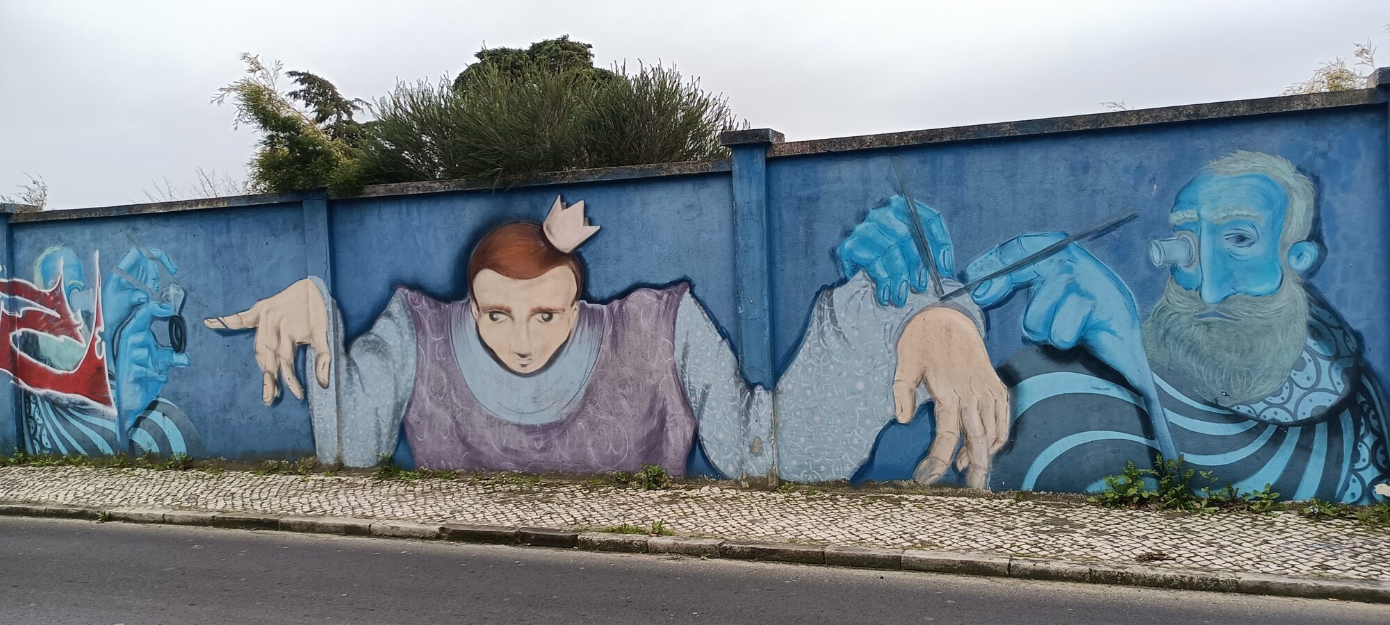 Royal court in blue and lilac — Street art in Lisboa