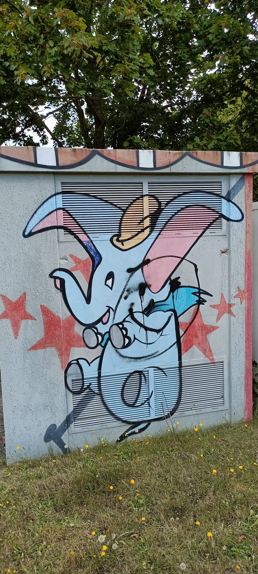 Baby elephant in a circus hat — Street art in Yffiniac