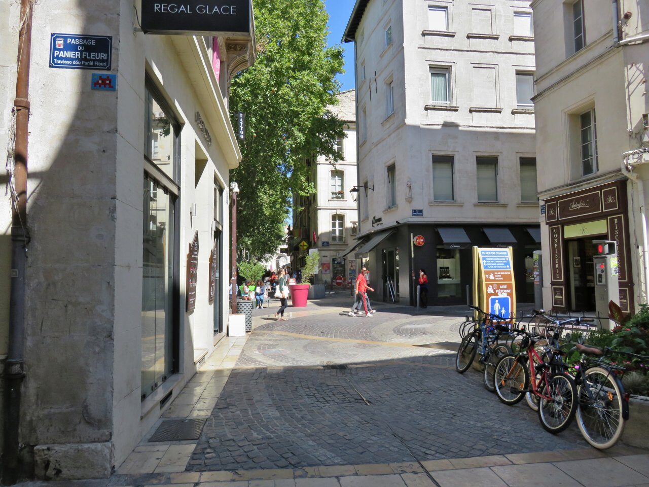 AVI_15, Space Invader on 2 Rue Bancasse — Street art by Invader in Avignon