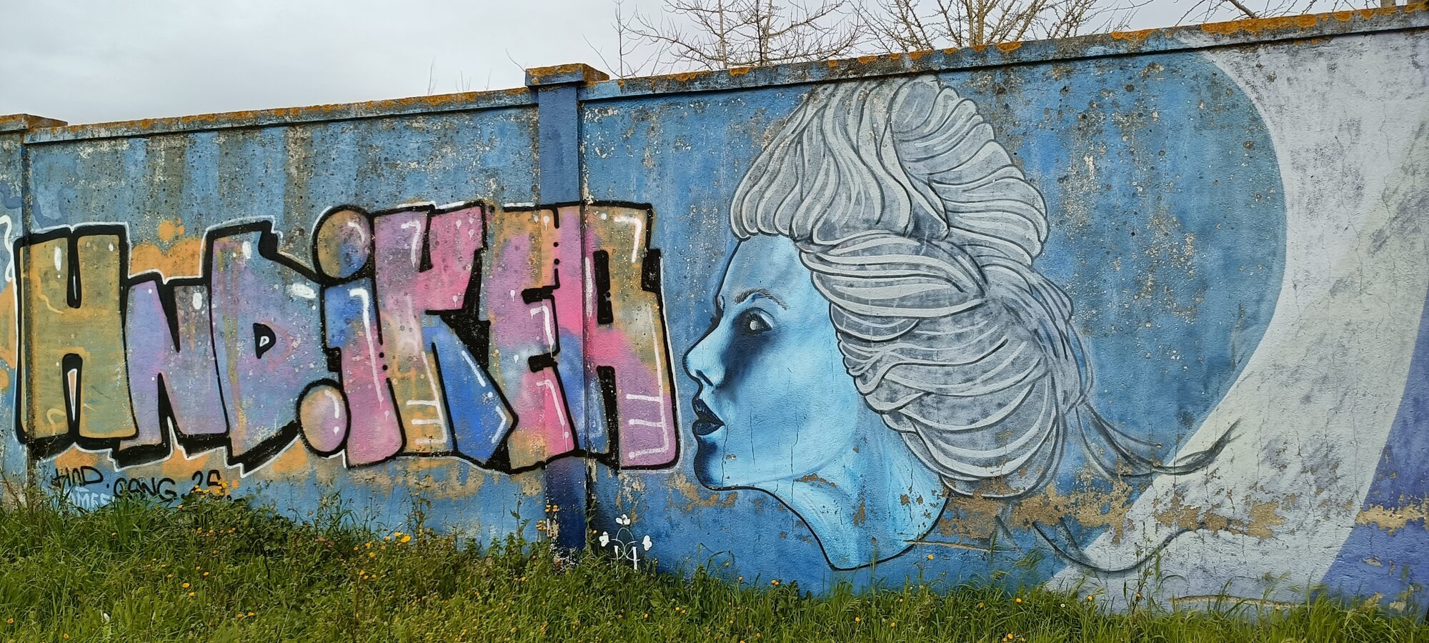 Bubble lettering and a woman's profile — Street art in Lisboa