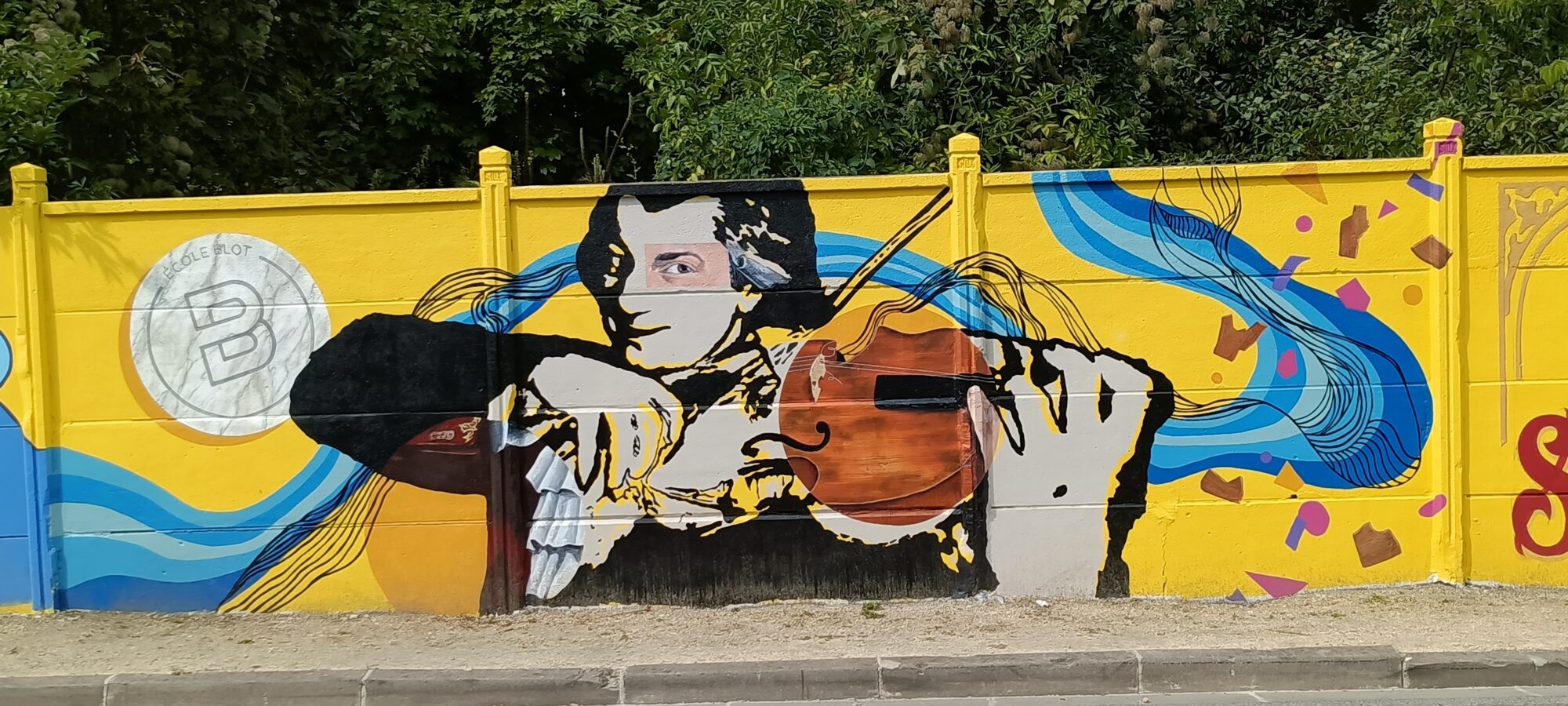 Le violoniste, pochoir noir et blanc — Street art à Reims