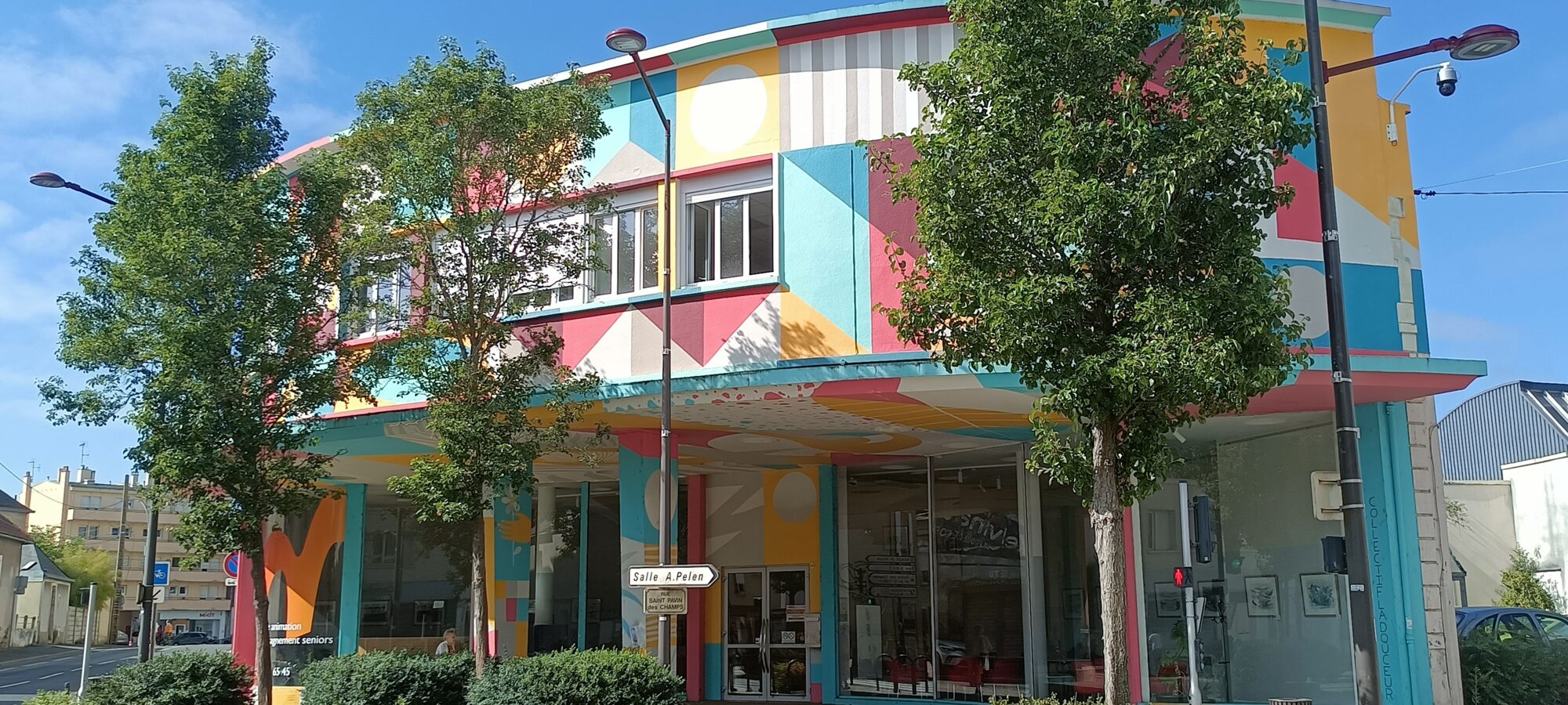 Façade géométrique de la salle Pelot — Street art à Le Mans