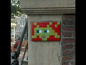 AMS_15, Space Invader d'Oudezijds Voorburgwal — Street art de Invader à Amsterdam