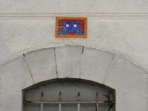 GRN_32, Space Invader du cours la Fontaine — Street art de Invader à Grenoble