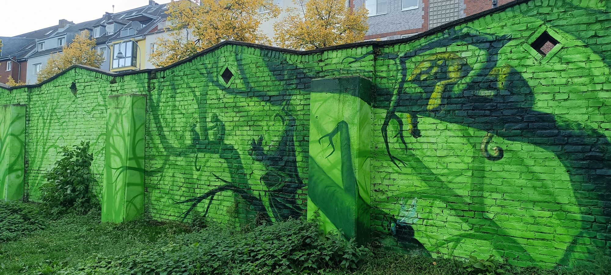 Green wall of jungle shadows — Street art by Colorrevolution e.V. in Köln