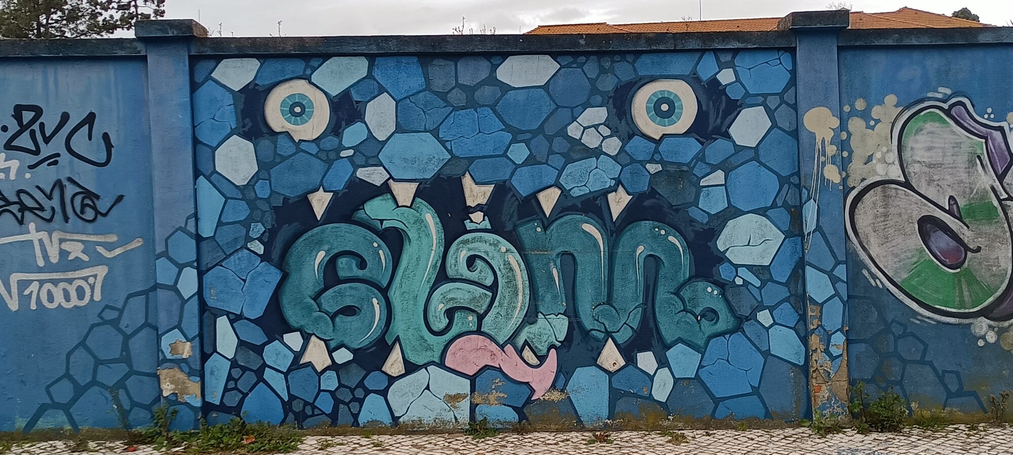 Monstre de pierres bleues — Street art à Lisboa