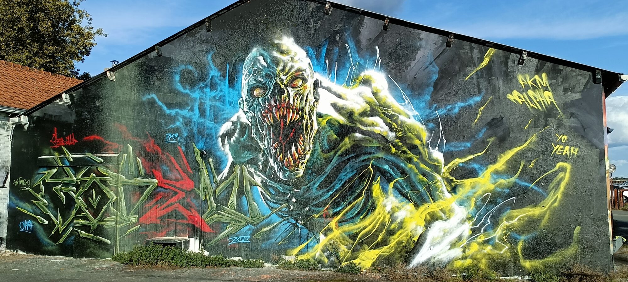 Spectral creature in blue and yellow — Street art by Ben Alpha in Nantes
