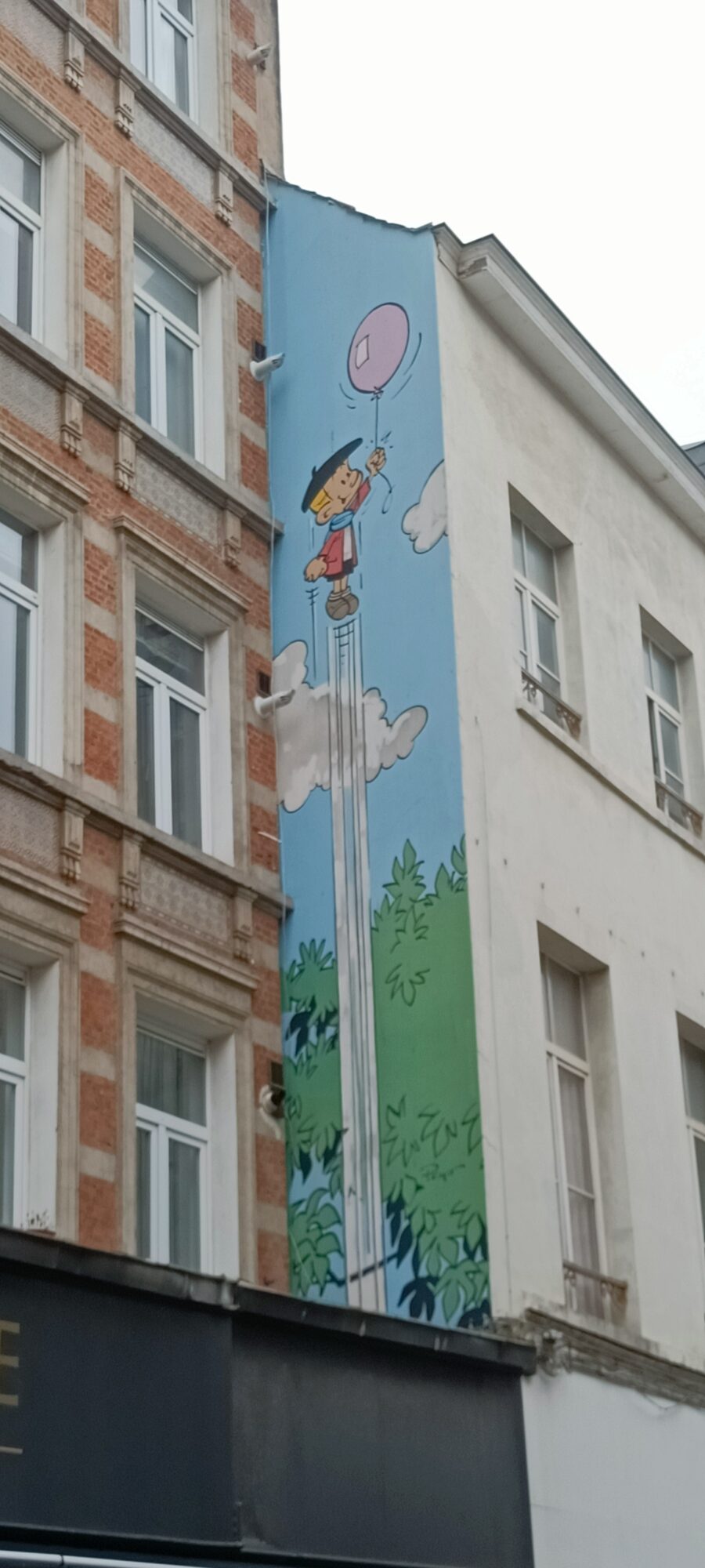 Benoît Brisefer au ballon par Peyo — Street art de Peyo à Bruxelles