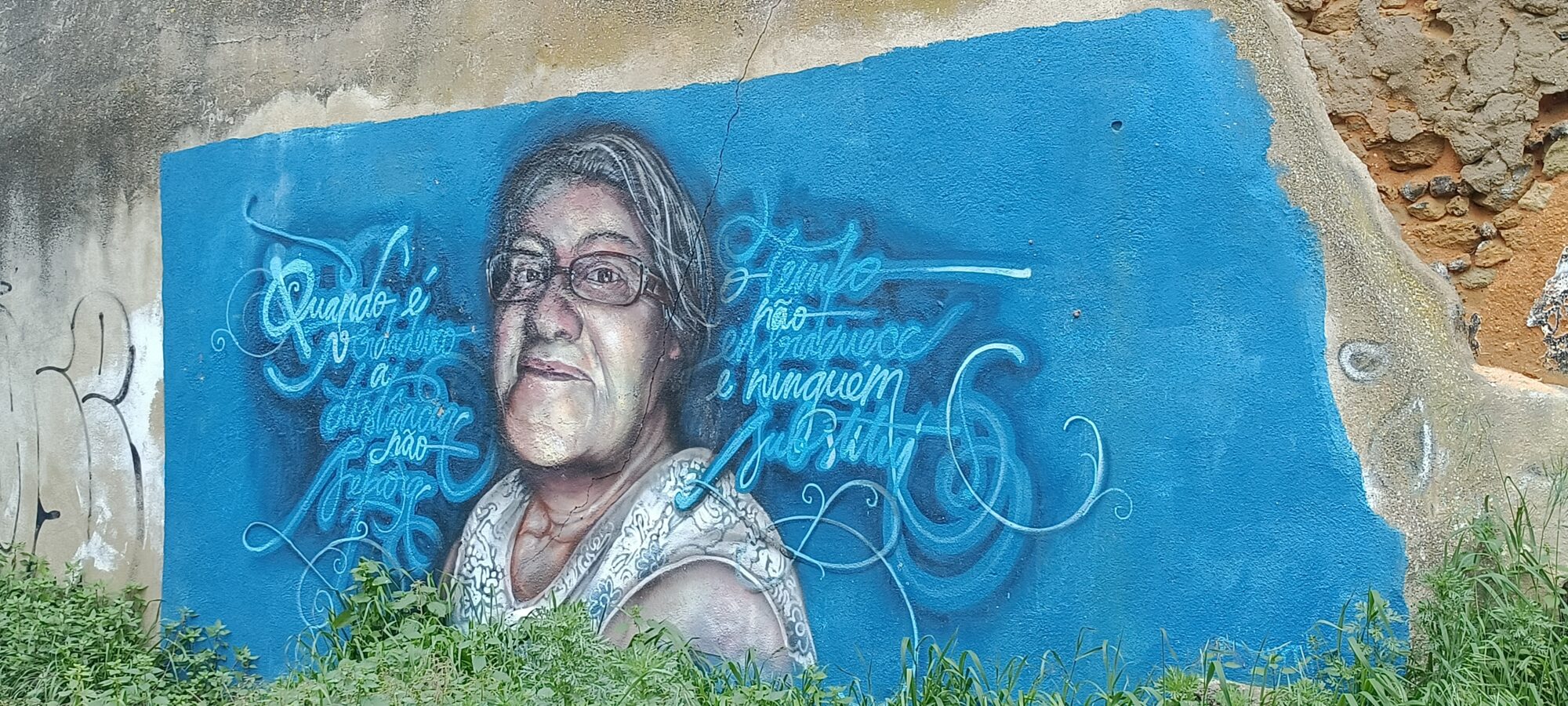 Portrait de femme et calligraphie bleue — Street art à Almada