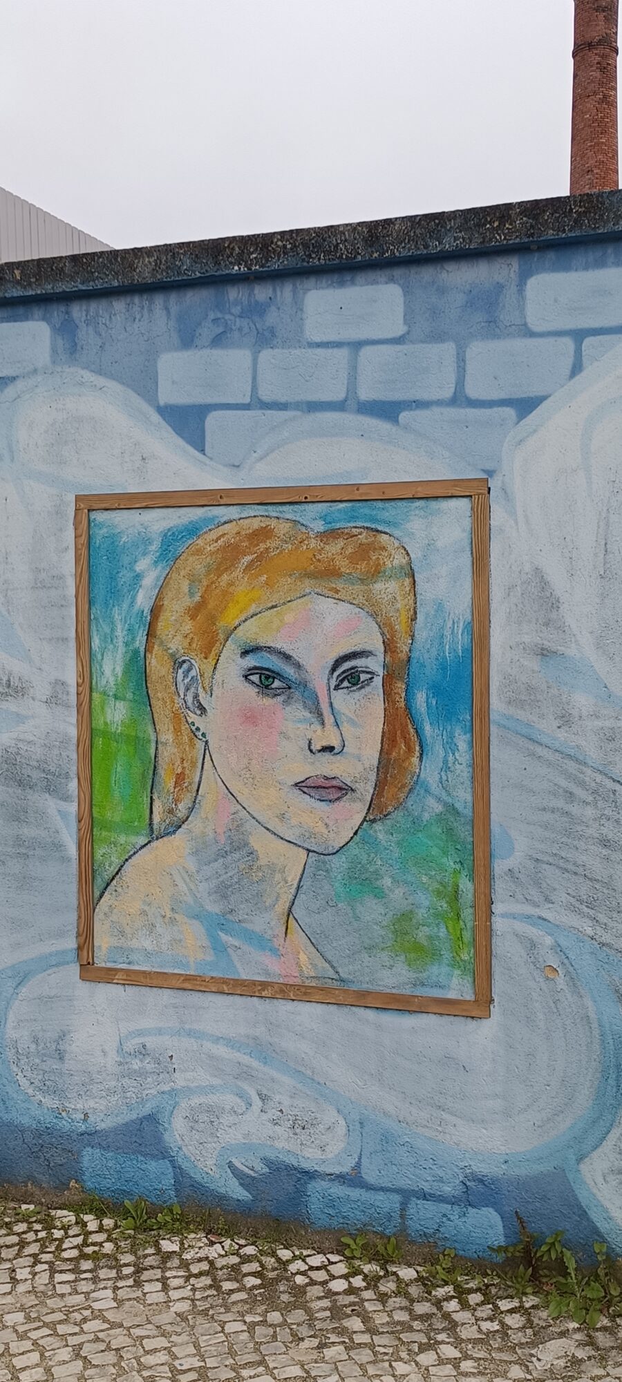 Portrait encadré sur ciel nuageux — Street art à Lisboa